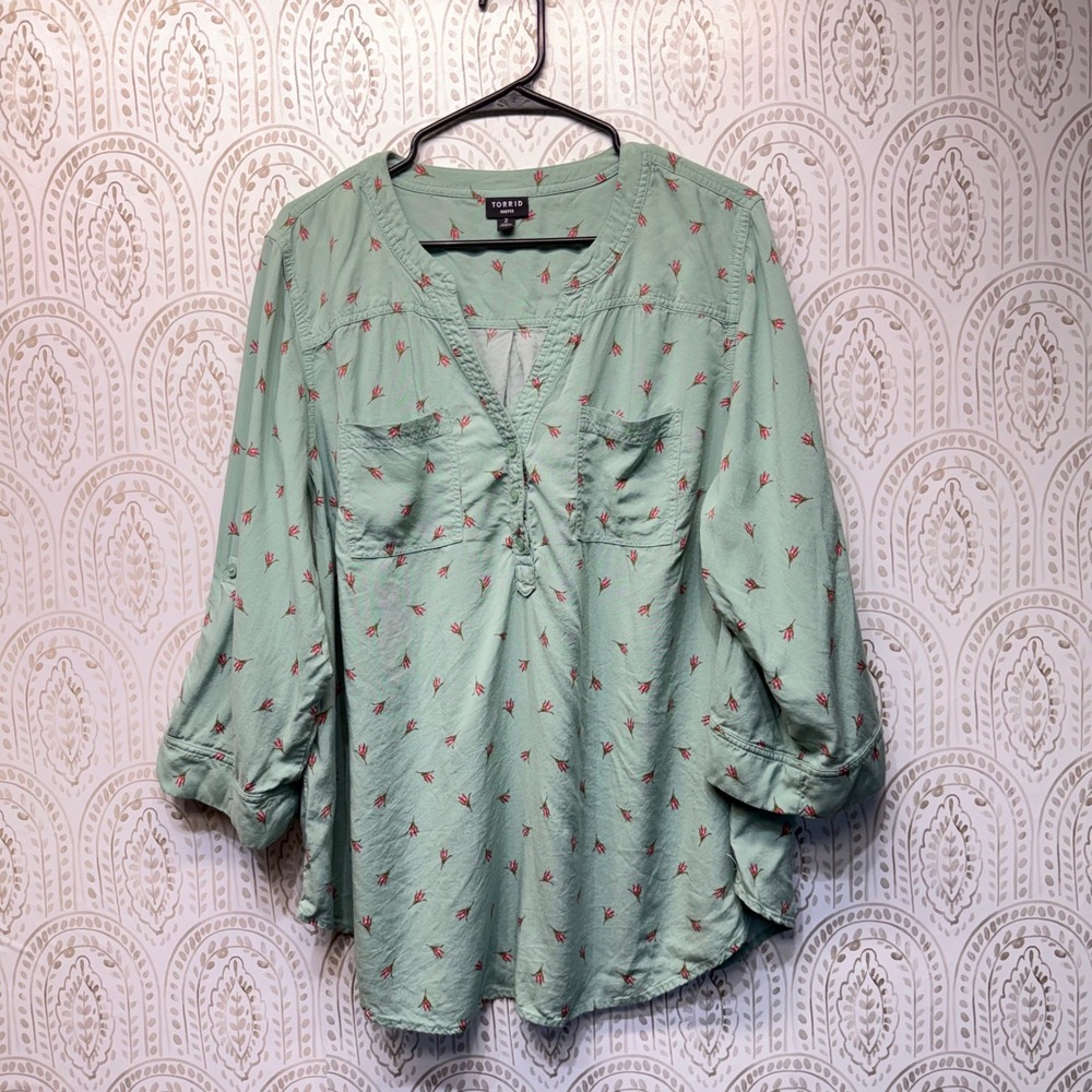 Torrid Harper Blouse Womens 2 Green Floral Rosebud Roll Tab Sleeve V-Neck Top